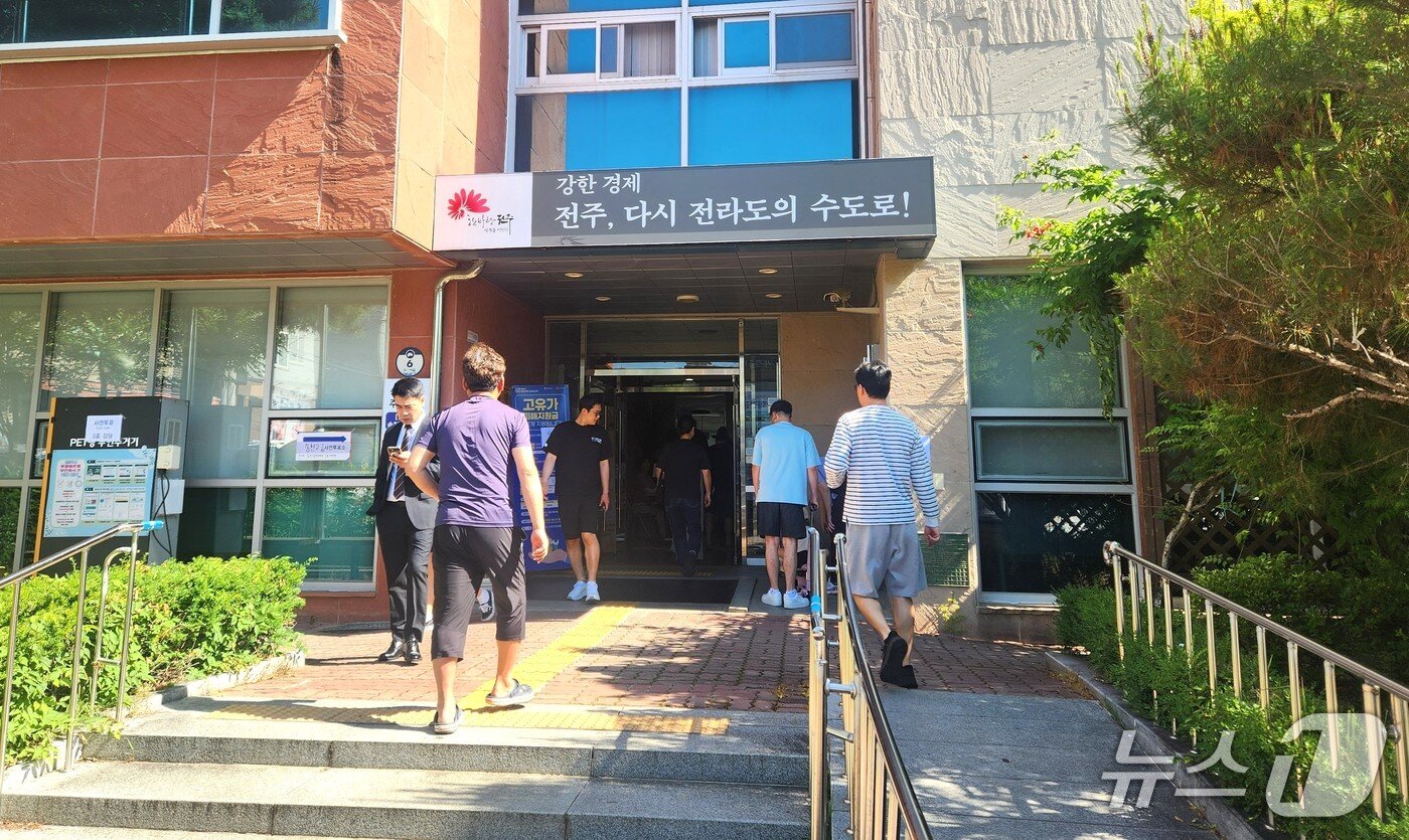 본문 이미지 - 덕진구 송천2동 주민센터에 마련된 사전투표소로 유권자들이 향하고 있다. 2026.5.30/뉴스1 임충식 기