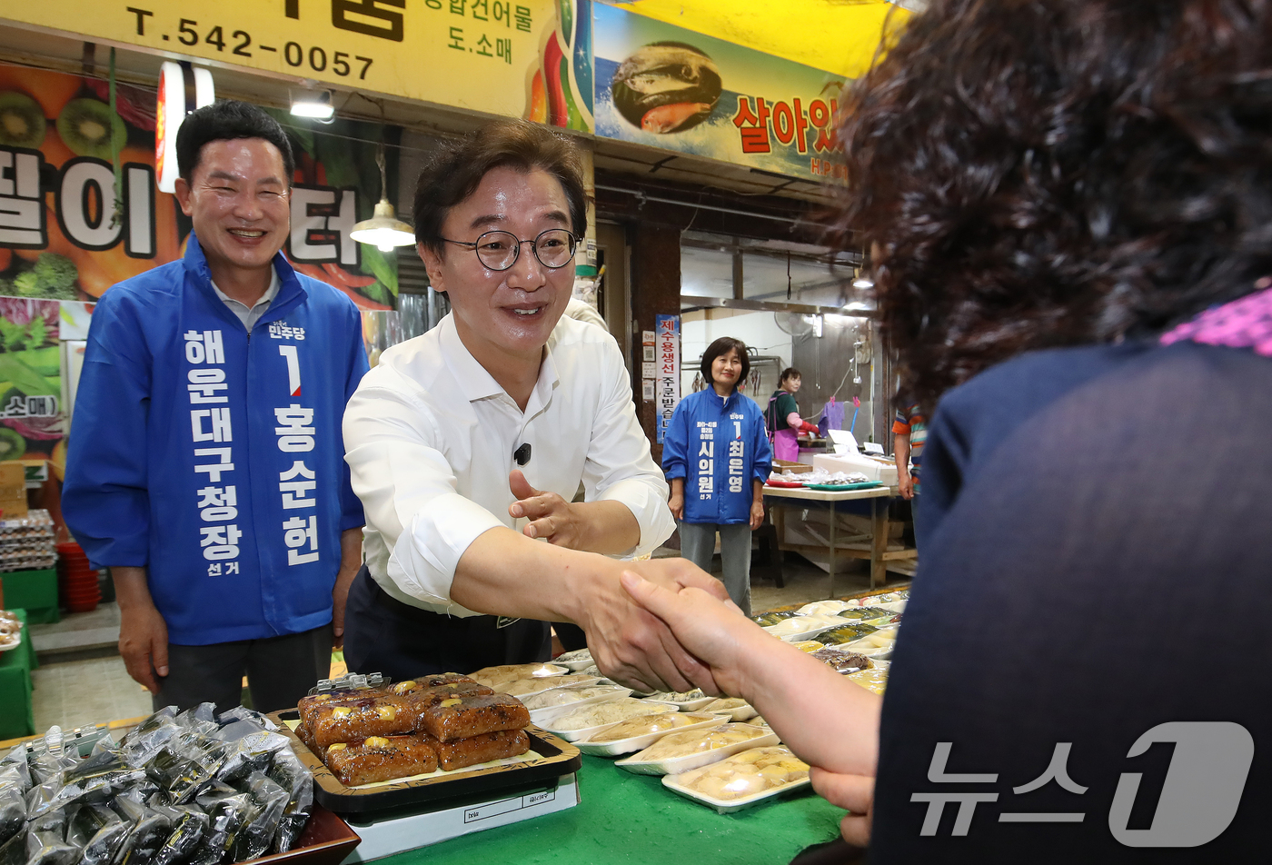 (부산=뉴스1) 윤일지 기자 = 전재수 더불어민주당 부산시장 후보가 제9회 전국동시지방선거 및 국회의원 재보궐선거 사전투표 둘째 날인 30일 부산 해운대구 반송큰시장에서 상인에게 …