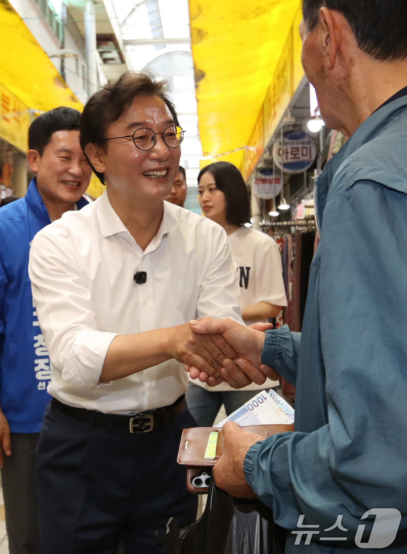 (부산=뉴스1) 윤일지 기자 = 전재수 더불어민주당 부산시장 후보가 제9회 전국동시지방선거 및 국회의원 재보궐선거 사전투표 둘째 날인 30일 부산 해운대구 반송큰시장에서 시민에게 …