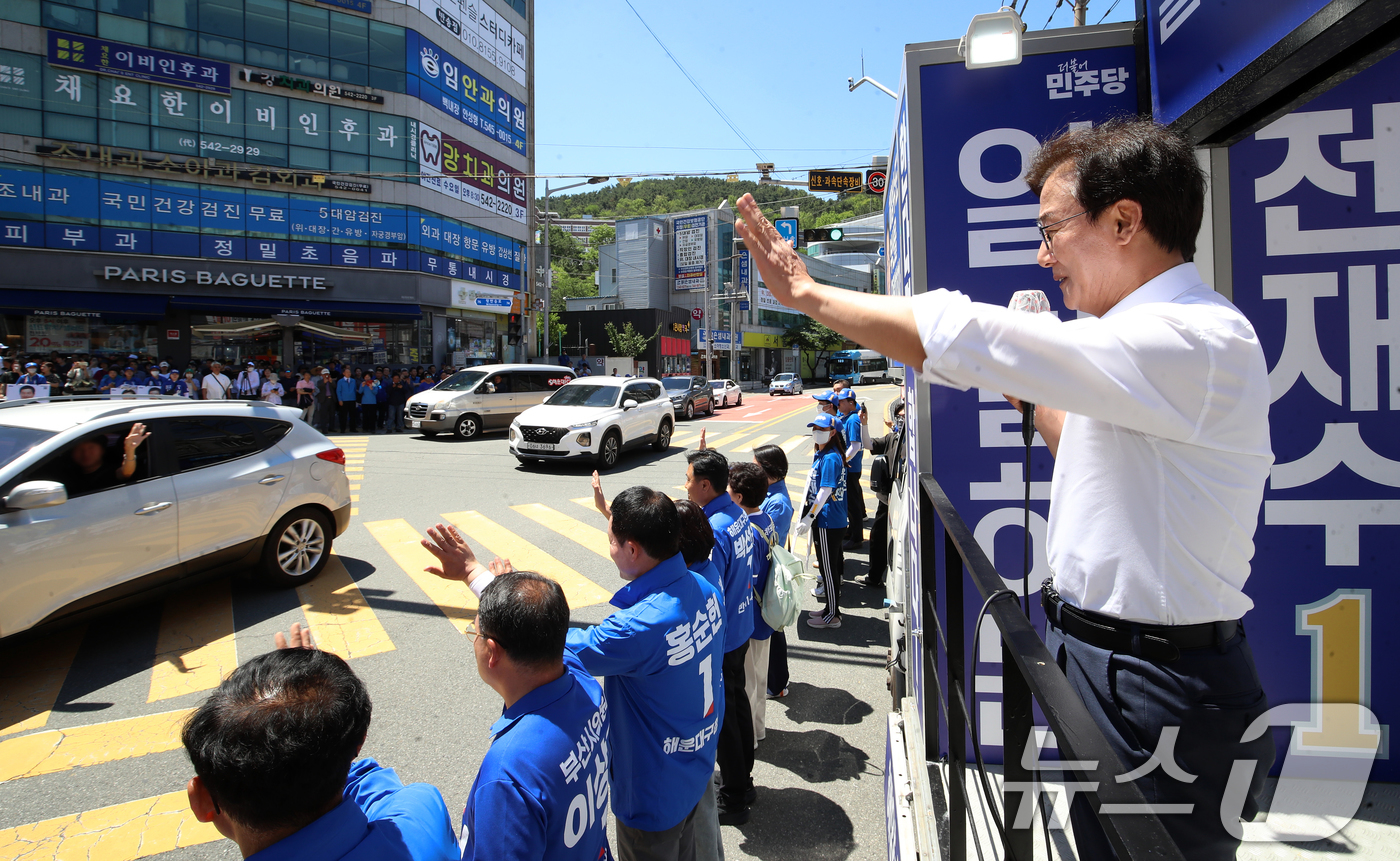 (부산=뉴스1) 윤일지 기자 = 전재수 더불어민주당 부산시장 후보가 제9회 전국동시지방선거 및 국회의원 재보궐선거 사전투표 둘째 날인 30일 부산 해운대구 반송큰시장 앞에서 유세차 …