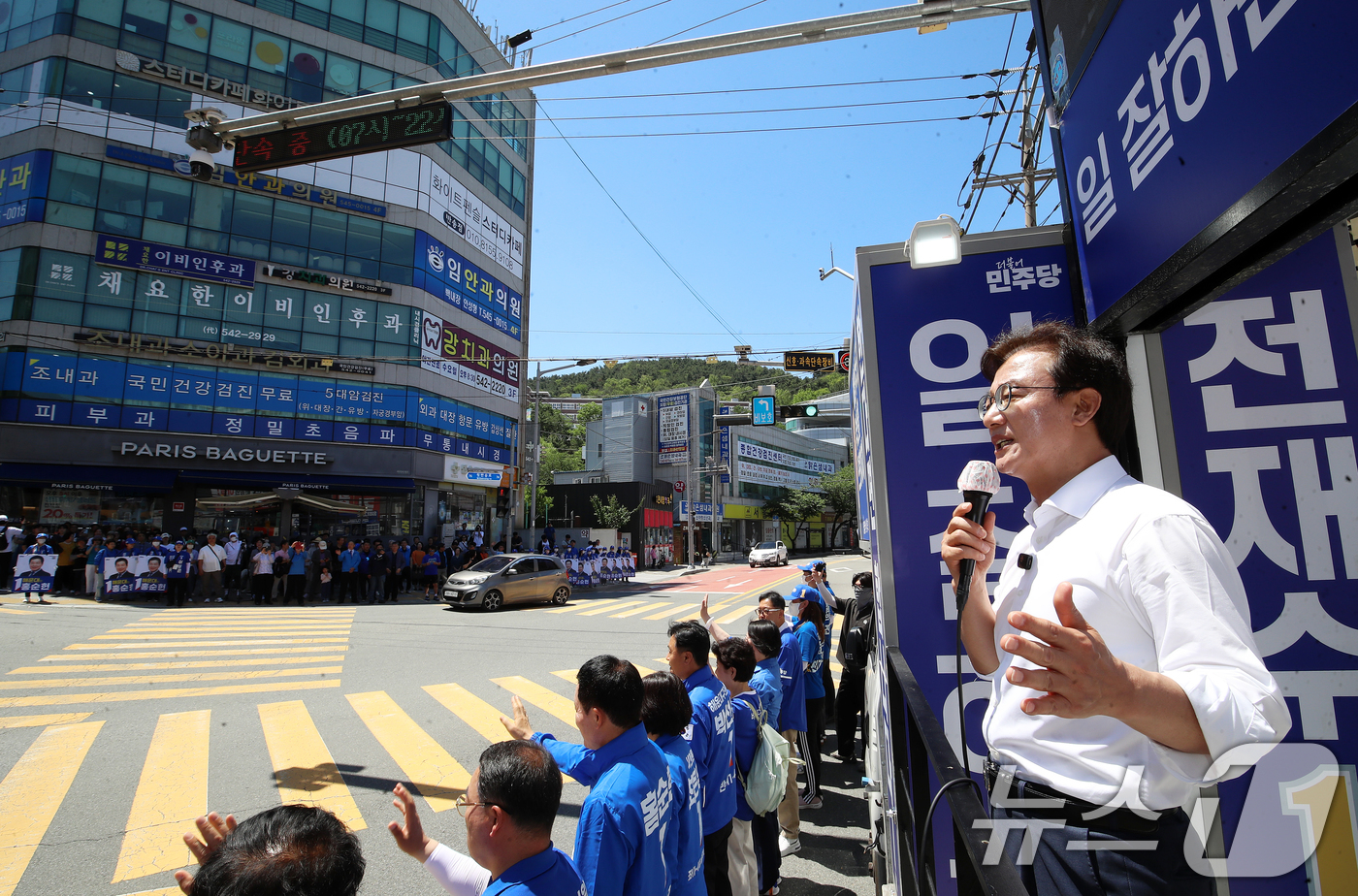 (부산=뉴스1) 윤일지 기자 = 전재수 더불어민주당 부산시장 후보가 제9회 전국동시지방선거 및 국회의원 재보궐선거 사전투표 둘째 날인 30일 부산 해운대구 반송큰시장 앞에서 유세차 …