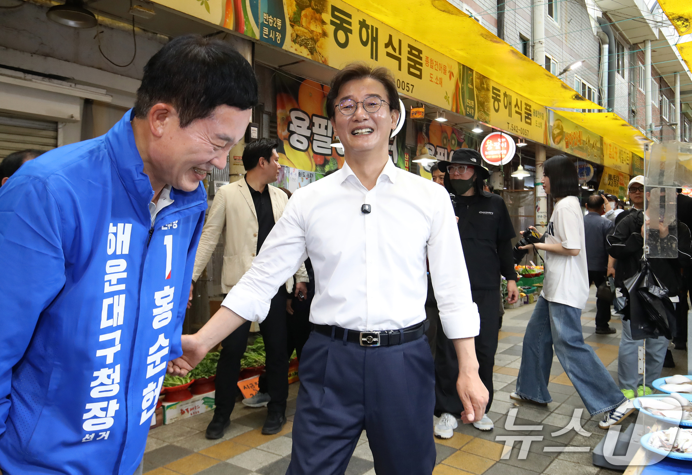 (부산=뉴스1) 윤일지 기자 = 전재수 더불어민주당 부산시장 후보가 제9회 전국동시지방선거 및 국회의원 재보궐선거 사전투표 둘째 날인 30일 부산 해운대구 반송큰시장에서 홍순헌 해 …