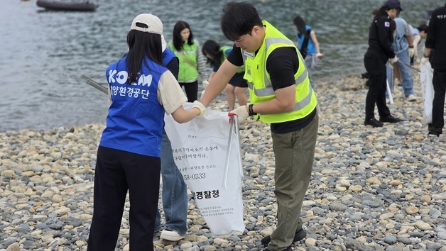 "깨끗한 바다 만들자"…부산시설공단, 바다의 날 맞아 해변 정화 활동