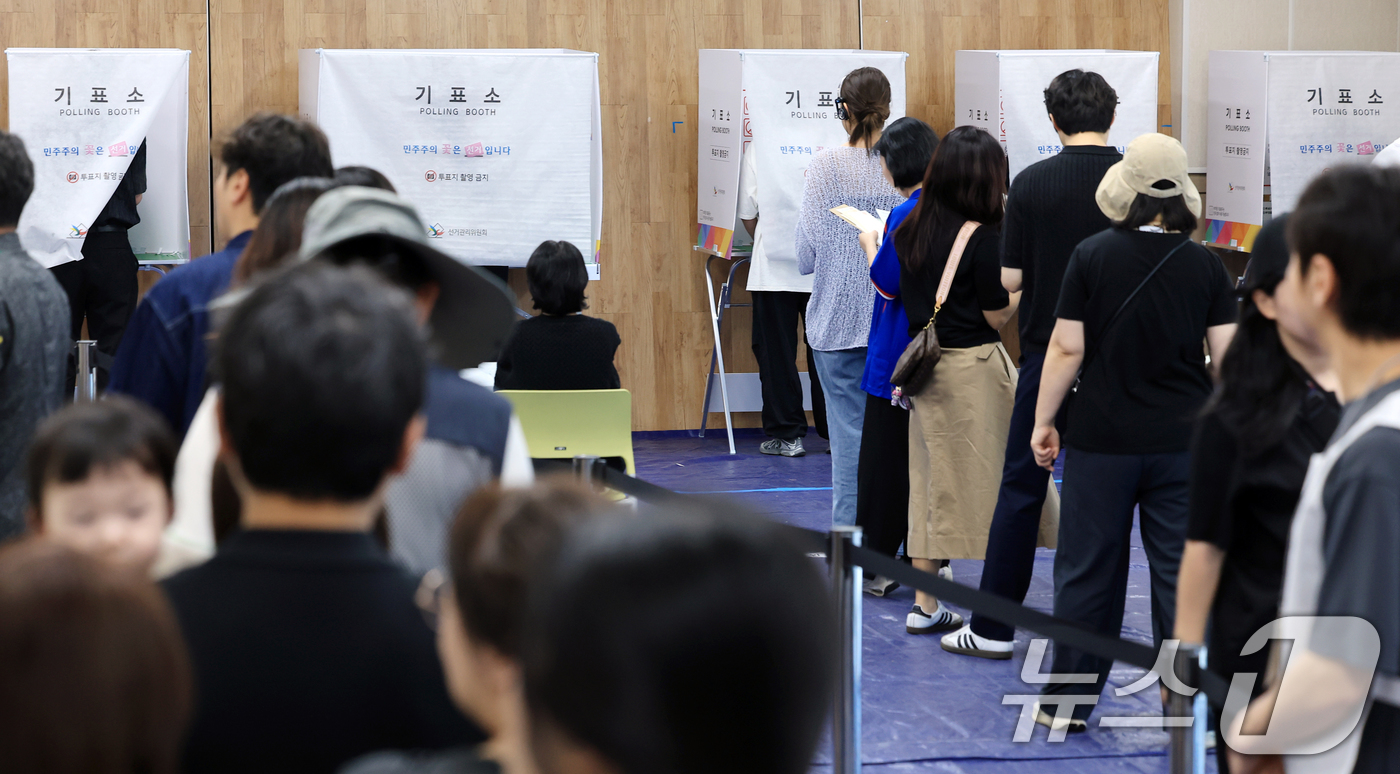 (서울=뉴스1) 이호윤 기자 = 전국동시지방선거 사전투표 마지막 날인 30일 서울 성동구 공공복합청사에 마련된 사전투표소를 찾은 유권자들이 투표하기 위해 줄을 서고 있다. 2026 …