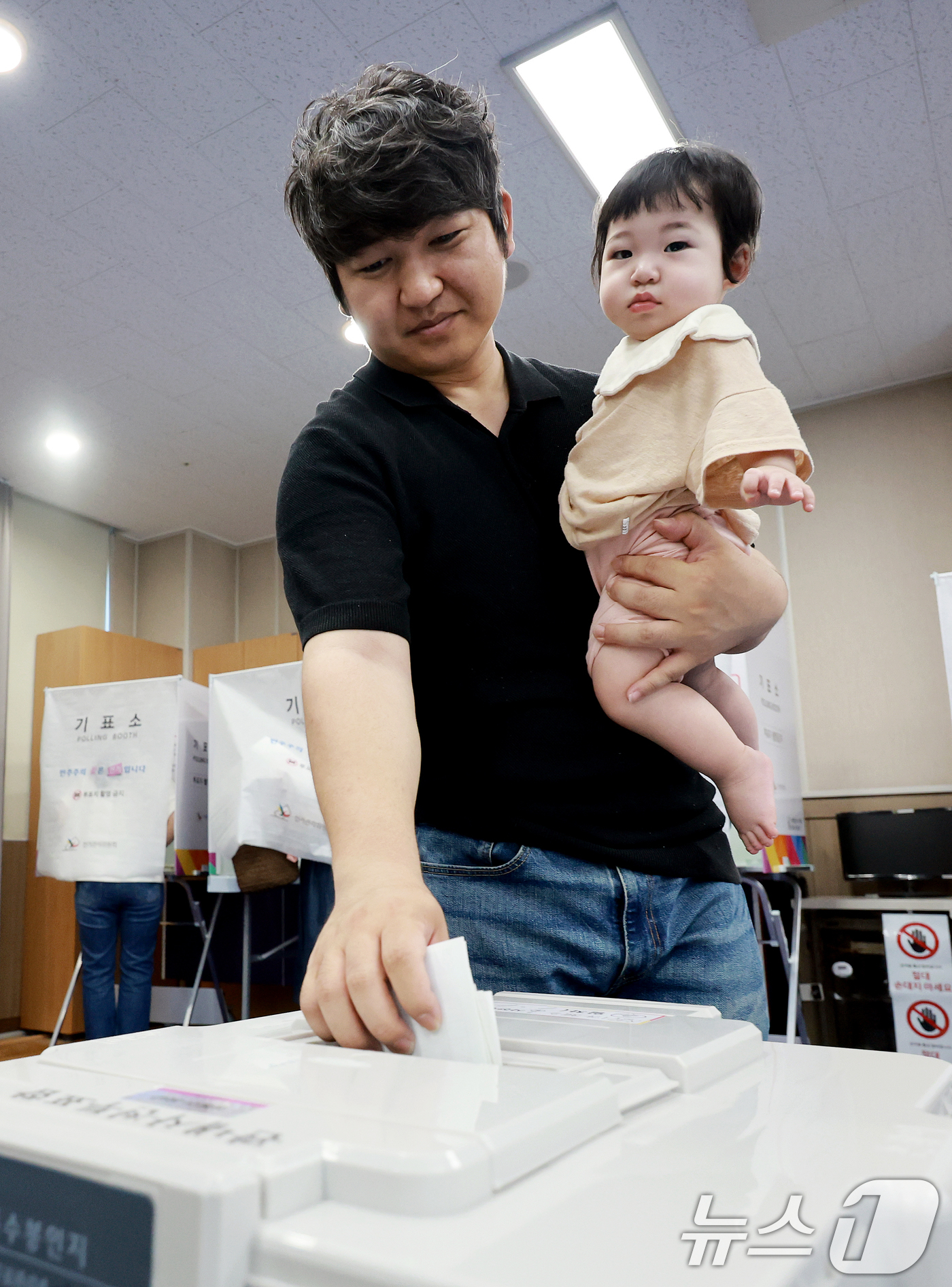 (서울=뉴스1) 이호윤 기자 = 전국동시지방선거 사전투표 마지막 날인 30일 서울 성동구 공공복합청사에 마련된 사전투표소를 찾은 부녀가 투표를 하고 있다. 2026.5.30/뉴스1 …