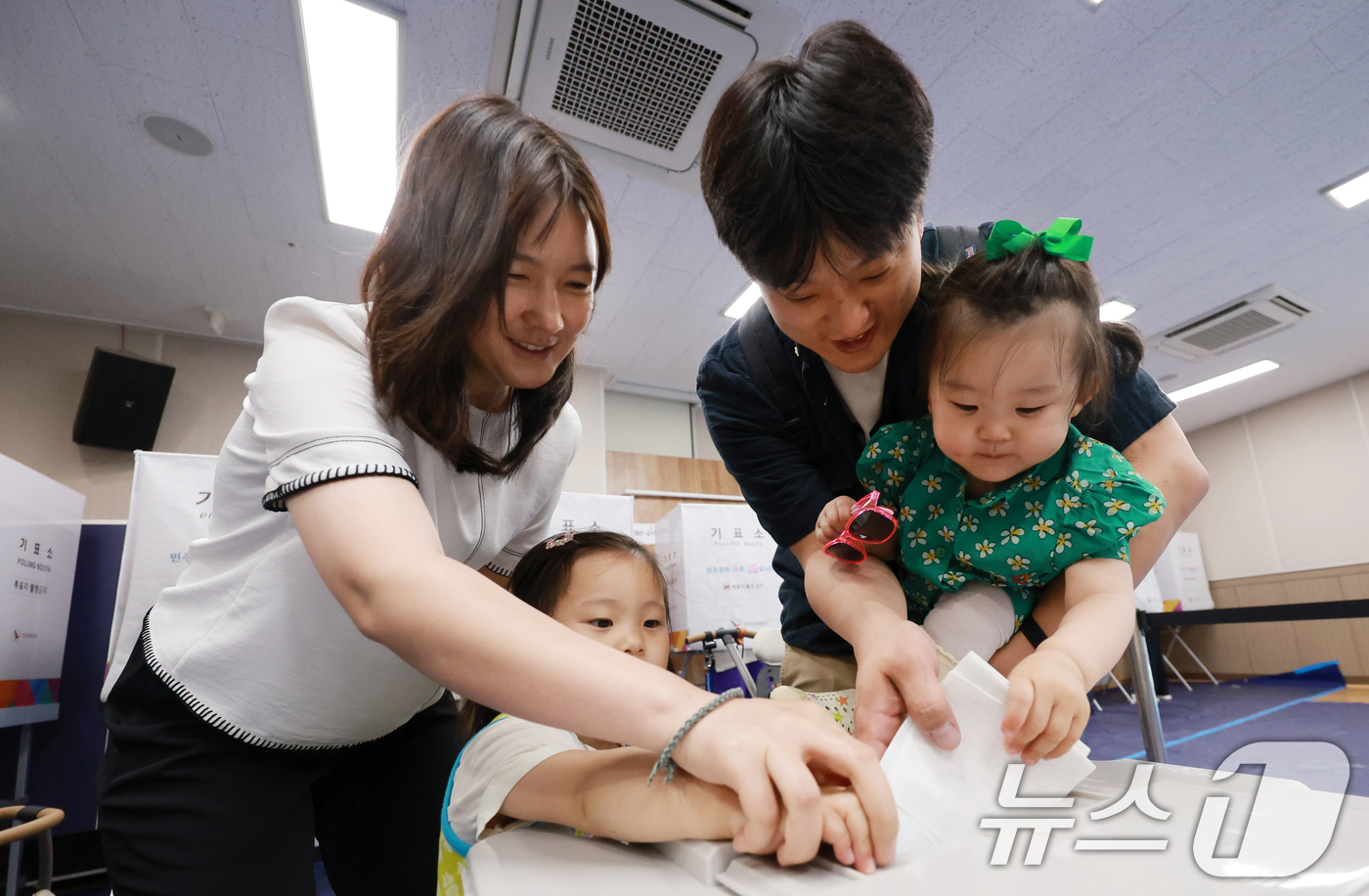 (서울=뉴스1) 이호윤 기자 = 전국동시지방선거 사전투표 마지막 날인 30일 서울 성동구 공공복합청사에 마련된 사전투표소를 찾은 한 가족이 투표를 하고 있다. 2026.5.30/뉴 …