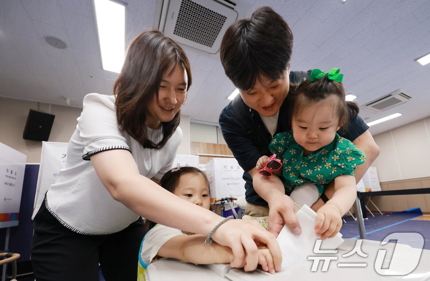 본문 이미지 - 전국동시지방선거 사전투표 마지막 날인 30일 서울 성동구 공공복합청사에 마련된 사전투표소를 찾은 한 가족이 투표를 하고 있다. 2026.5.30 ⓒ 뉴스1 이호윤 기자
