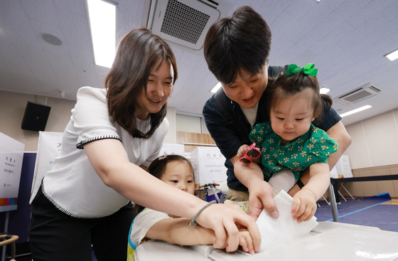 "너무 더워 투표장 대신 피서"…사전투표율 저조한 경기