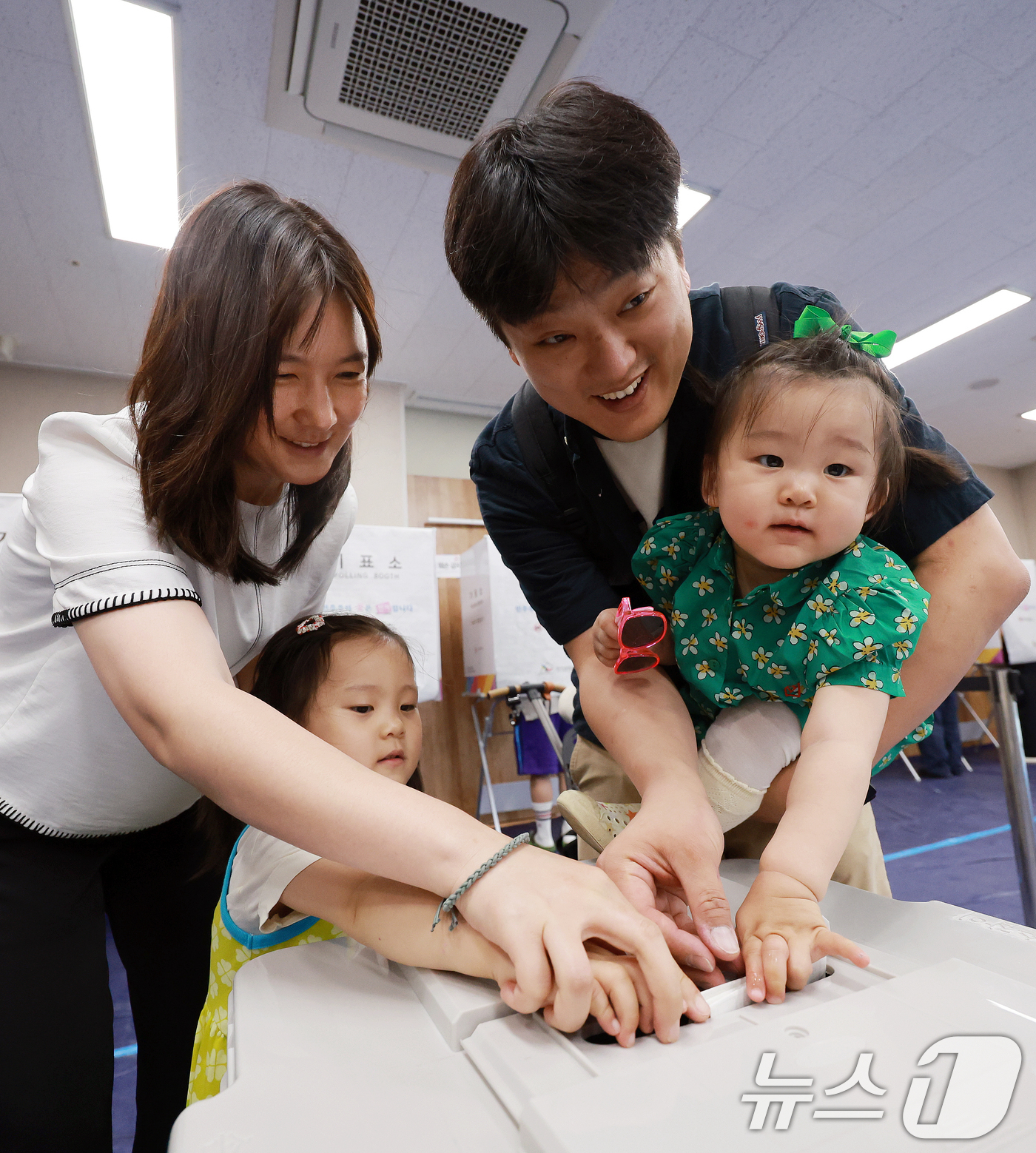 (서울=뉴스1) 이호윤 기자 = 전국동시지방선거 사전투표 마지막 날인 30일 서울 성동구 공공복합청사에 마련된 사전투표소를 찾은 한 가족이 투표를 하고 있다. 2026.5.30/뉴 …