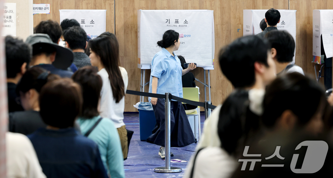 (서울=뉴스1) 이호윤 기자 = 전국동시지방선거 사전투표 마지막 날인 30일 서울 성동구 공공복합청사에 마련된 사전투표소를 찾은 유권자들이 투표하기 위해 줄을 서고 있다. 2026 …