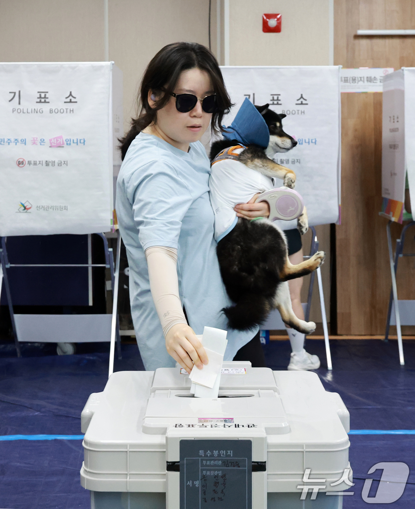 (서울=뉴스1) 이호윤 기자 = 전국동시지방선거 사전투표 마지막 날인 30일 서울 성동구 공공복합청사에 마련된 사전투표소를 찾은 유권자가 반려견과 투표를 하고 있다. 2026.5. …