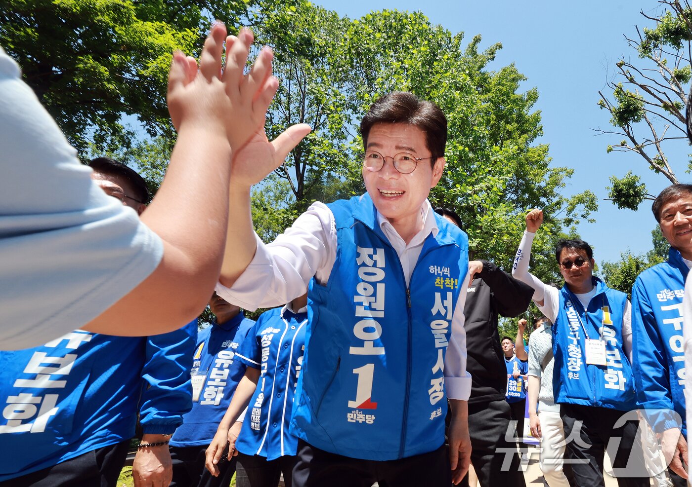 본문 이미지 - 정원오 더불어민주당 서울시장 후보가 30일 서울 성동구 서울숲을 찾아 아이들과 손을 맞대고 있다. 2026.5.30 ⓒ 뉴스1 이호윤 기자