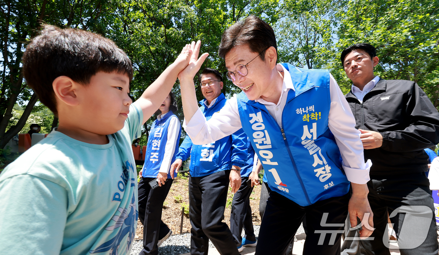 (서울=뉴스1) 이호윤 기자 = 정원오 더불어민주당 서울시장 후보가 30일 서울 성동구 서울숲을 찾아 아이들과 손을 맞대고 있다. 2026.5.30/뉴스1