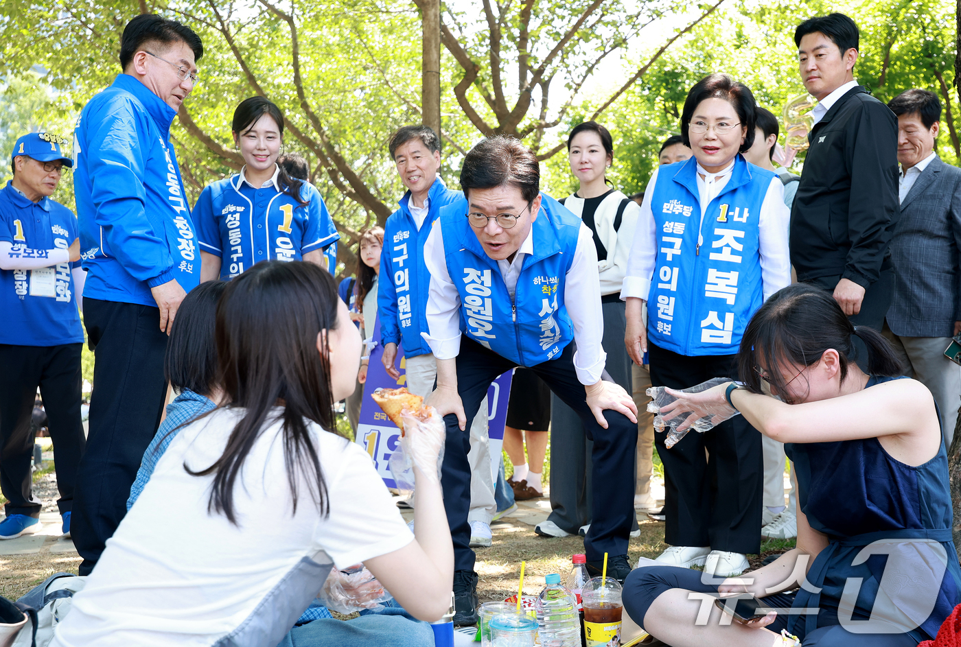 (서울=뉴스1) 이호윤 기자 = 정원오 더불어민주당 서울시장 후보가 30일 서울 성동구 서울숲을 찾아 시민들과 인사를 나누고 있다. 2026.5.30/뉴스1