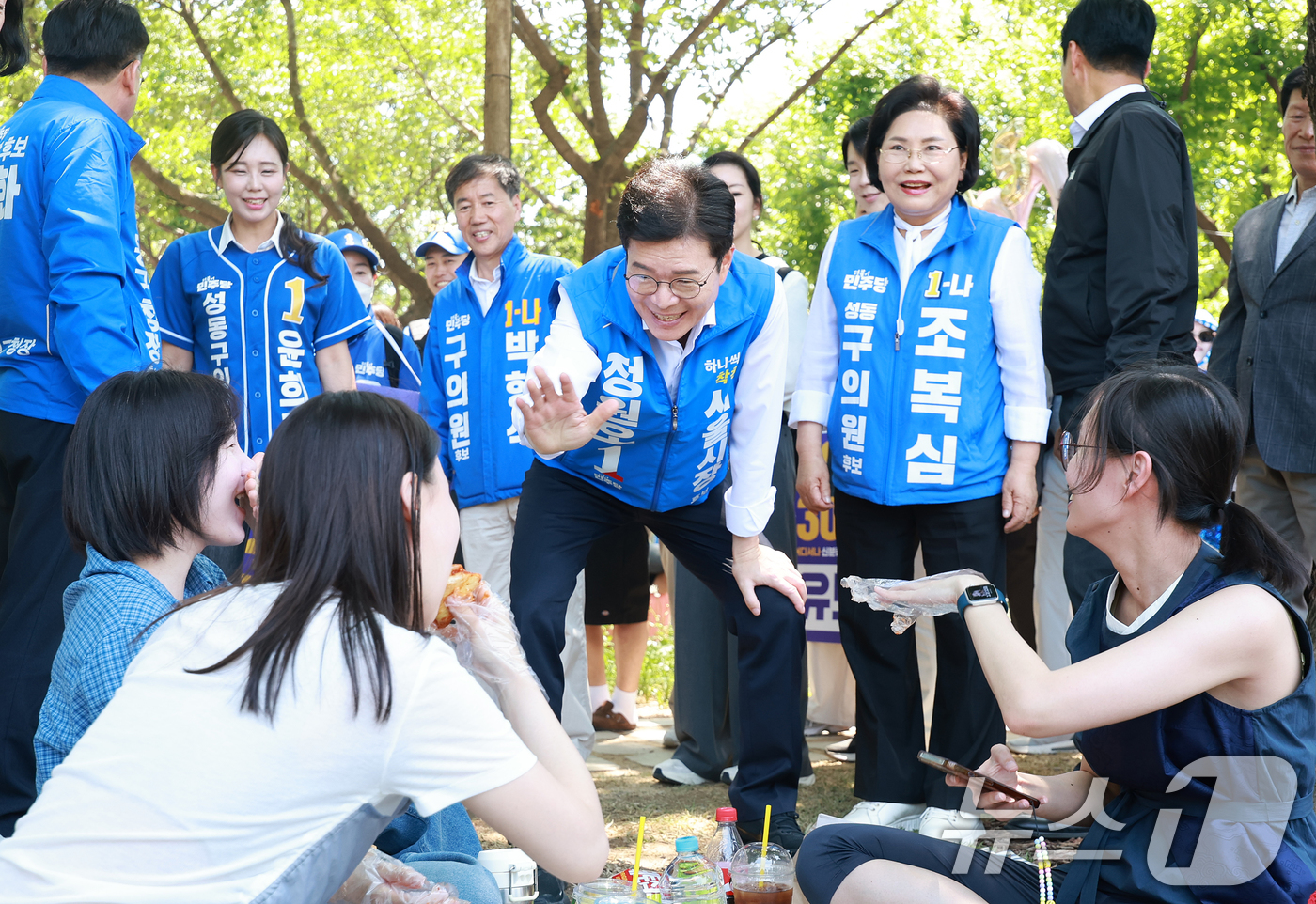 (서울=뉴스1) 이호윤 기자 = 정원오 더불어민주당 서울시장 후보가 30일 서울 성동구 서울숲을 찾아 시민들과 인사를 나누고 있다. 2026.5.30/뉴스1