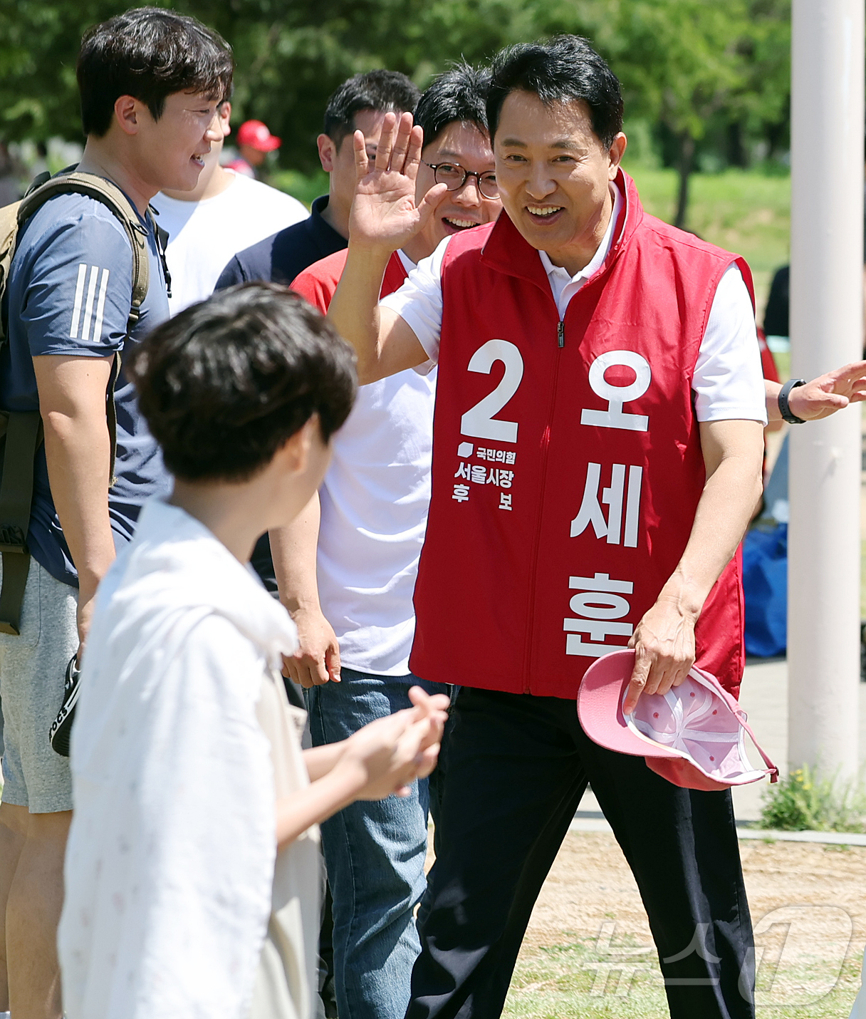 (서울=뉴스1) 김진환 기자 = 오세훈 국민의힘 서울시장 후보가 30일 오후 서울 영등포구 여의도 한강공원을 찾아 어린이에게 인사하고 있다. 2026.5.30/뉴스1