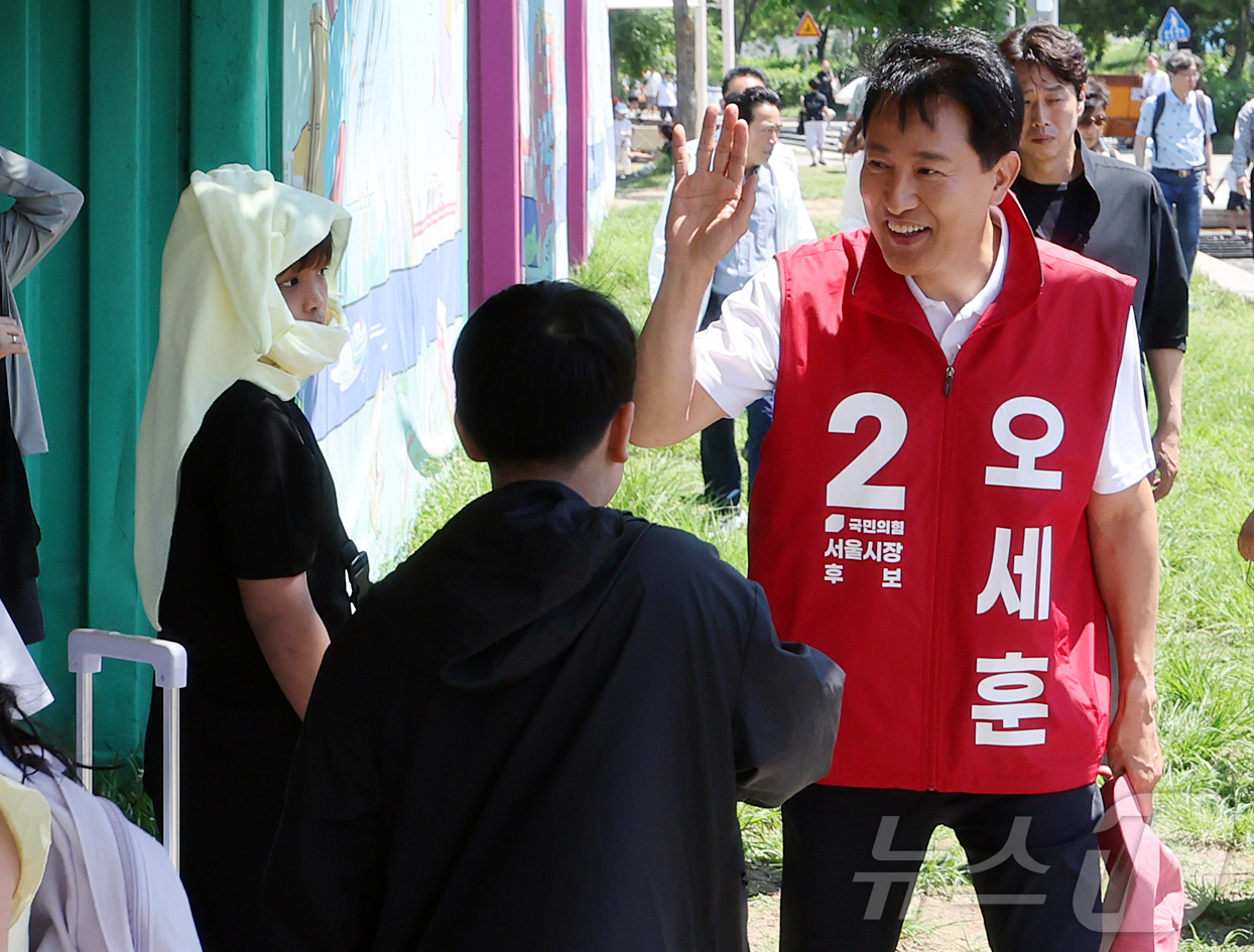 (서울=뉴스1) 김진환 기자 = 오세훈 국민의힘 서울시장 후보가 30일 오후 서울 영등포구 여의도 한강공원을 찾아 시민들과 악수를 나누고 있다. 2026.5.30/뉴스1