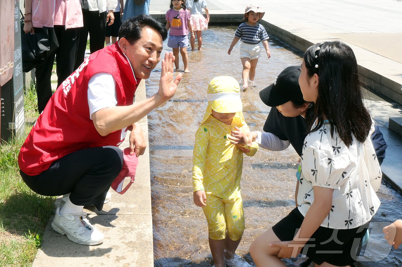 본문 이미지 - 오세훈 국민의힘 서울시장 후보가 30일 오후 서울 영등포구 여의도 한강공원을 찾아 어린이에게 인사하고 있다. 2026.5.30 ⓒ 뉴스1 김진환 기자