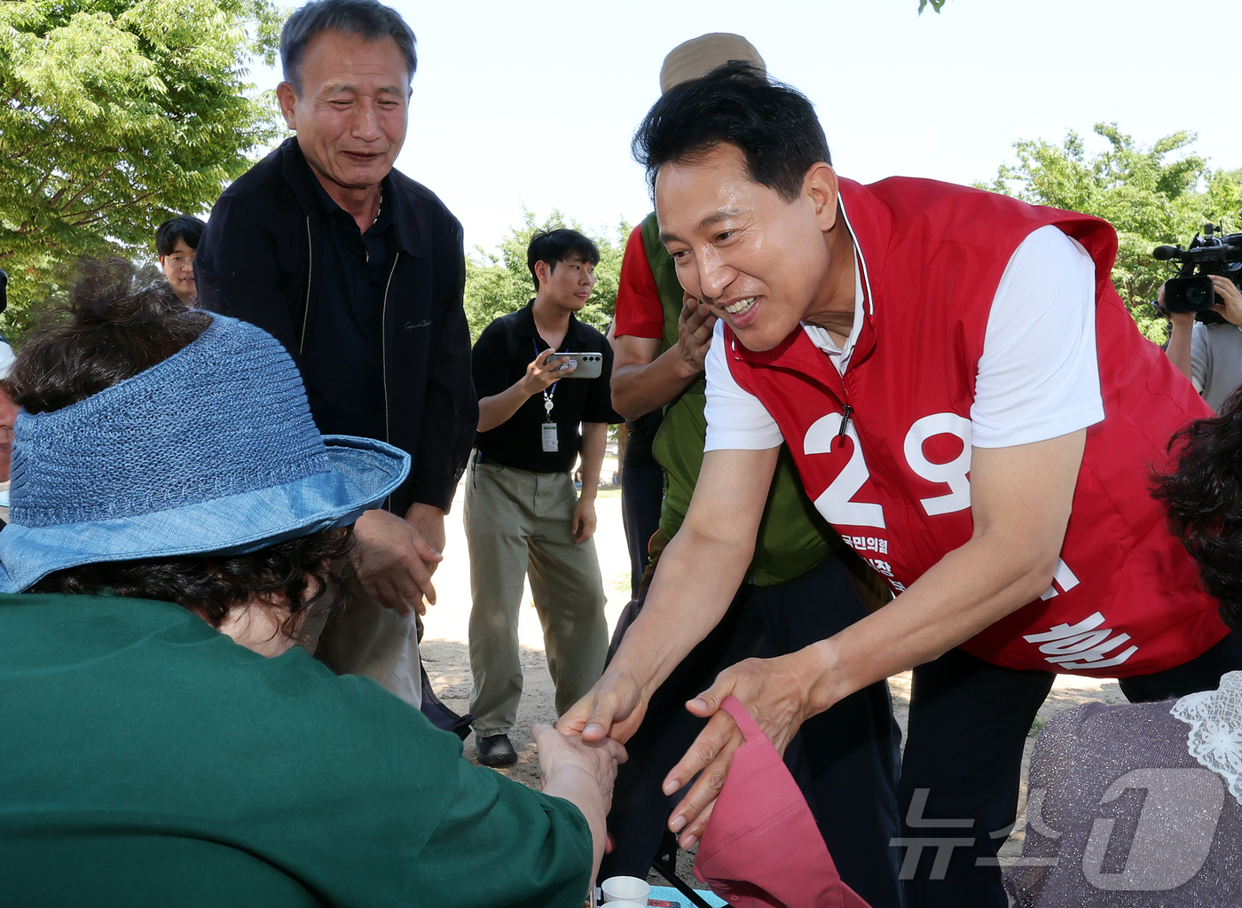 (서울=뉴스1) 김진환 기자 = 오세훈 국민의힘 서울시장 후보가 30일 오후 서울 영등포구 여의도 한강공원을 찾아 시민들과 악수를 나누고 있다. 2026.5.30/뉴스1