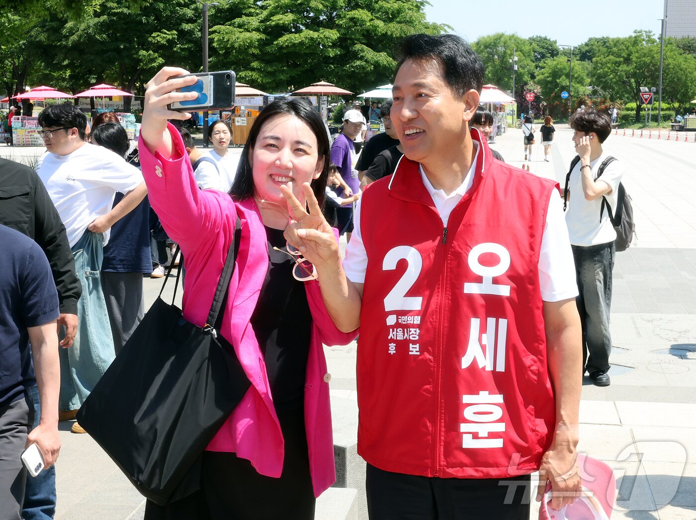 본문 이미지 - 오세훈 국민의힘 서울시장 후보가 30일 오후 서울 영등포구 여의도 한강공원을 찾아 지지자와 셀카를 찍고 있다. 2026.5.30 ⓒ 뉴스1 김진환 기자