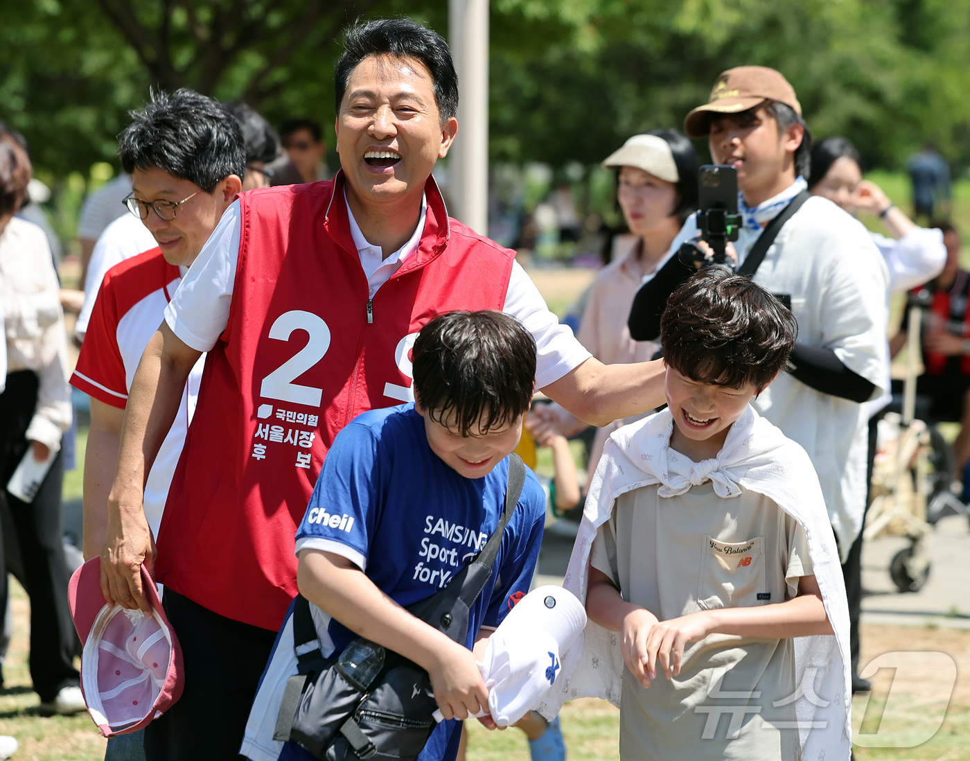(서울=뉴스1) 김진환 기자 = 오세훈 국민의힘 서울시장 후보가 30일 오후 서울 영등포구 여의도 한강공원을 찾아 아이들과 웃으며 인사를 나누고 있다. 2026.5.30/뉴스1