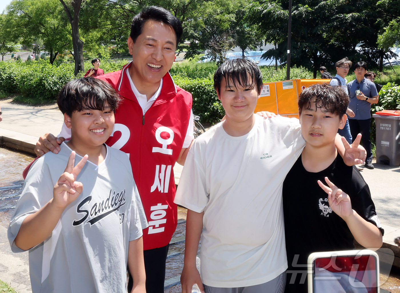 (서울=뉴스1) 김진환 기자 = 오세훈 국민의힘 서울시장 후보가 30일 오후 서울 영등포구 여의도 한강공원을 찾아 아이들과 기념 사진을 찍고 있다. 2026.5.30/뉴스1