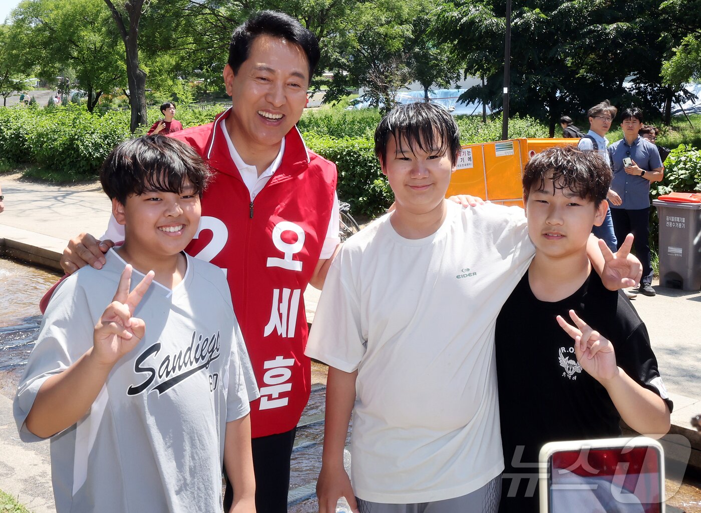본문 이미지 - 오세훈 국민의힘 서울시장 후보가 30일 오후 서울 영등포구 여의도 한강공원을 찾아 아이들과 기념 사진을 찍고 있다. 2026.5.30 ⓒ 뉴스1 김진환 기자