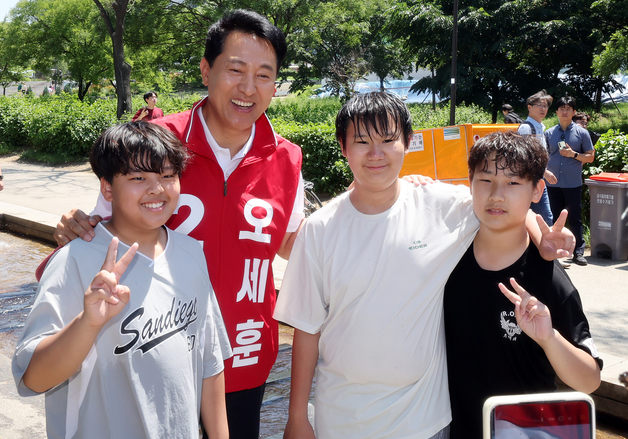 아이들과 기념사진 찍는 오세훈 후보