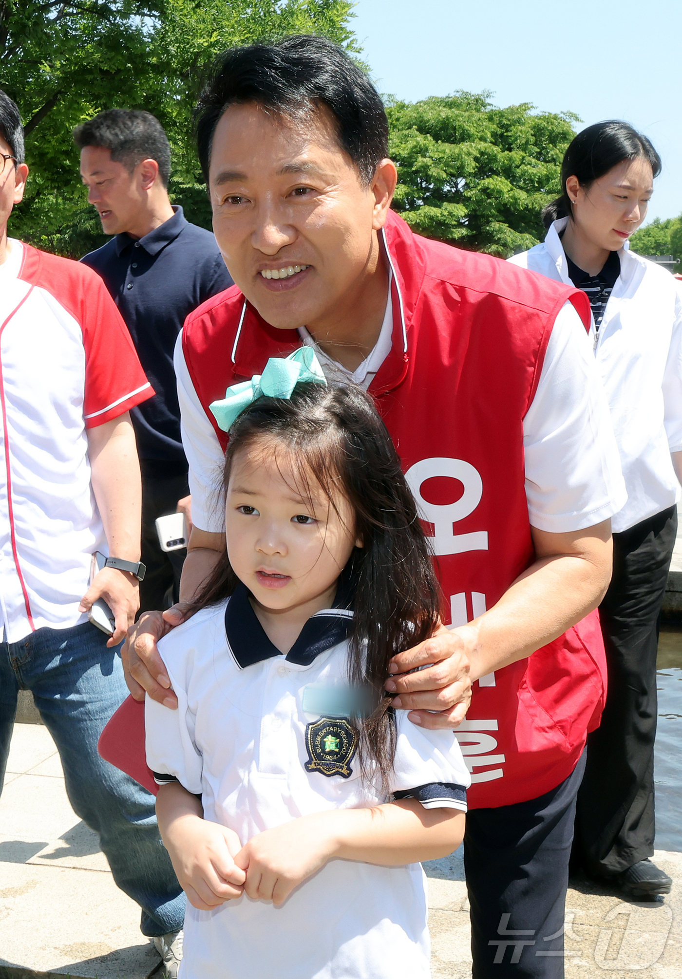 (서울=뉴스1) 김진환 기자 = 오세훈 국민의힘 서울시장 후보가 30일 오후 서울 영등포구 여의도 한강공원을 찾아 아이들과 기념 사진을 찍고 있다. 2026.5.30/뉴스1