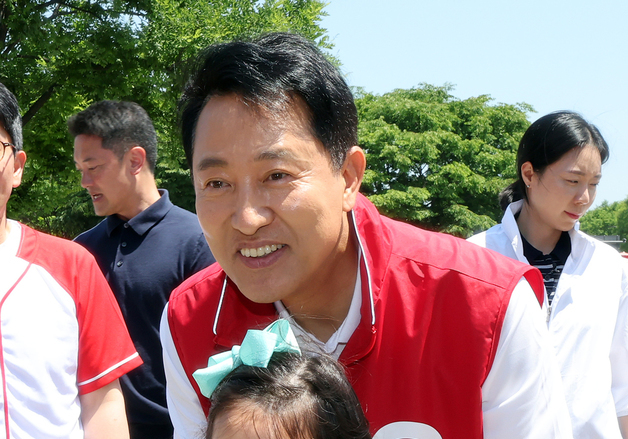 아이들과 기념사진 찍는 오세훈 후보
