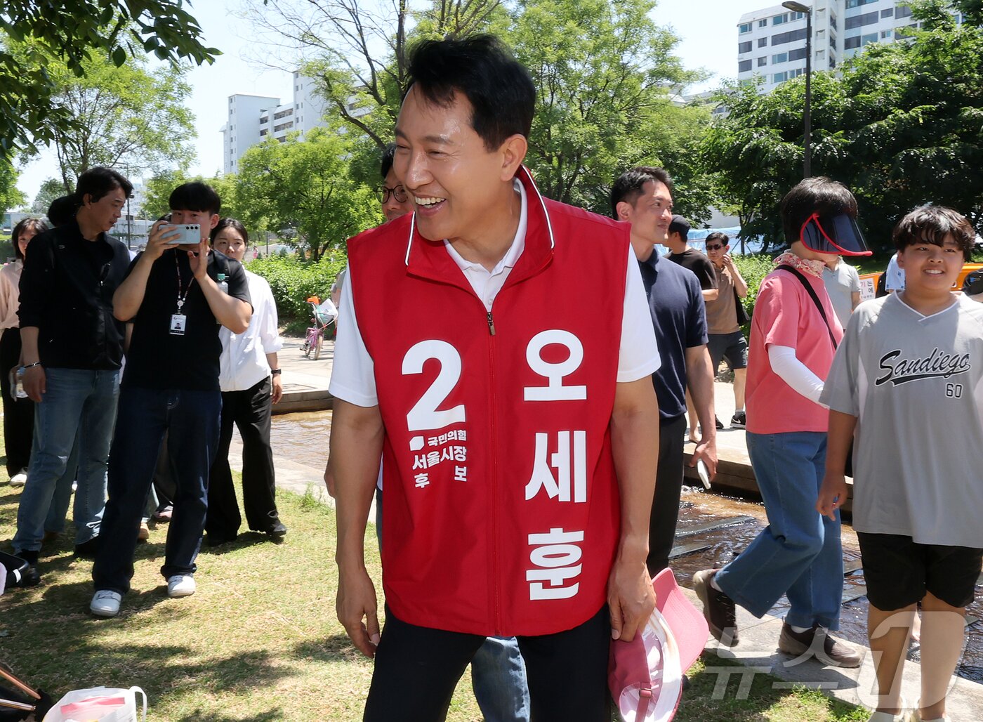 본문 이미지 - 오세훈 국민의힘 서울시장 후보가 30일 오후 서울 영등포구 여의도 한강공원을 찾아 시민들과 인사를 나누고 있다. 2026.5.30 ⓒ 뉴스1 김진환 기자