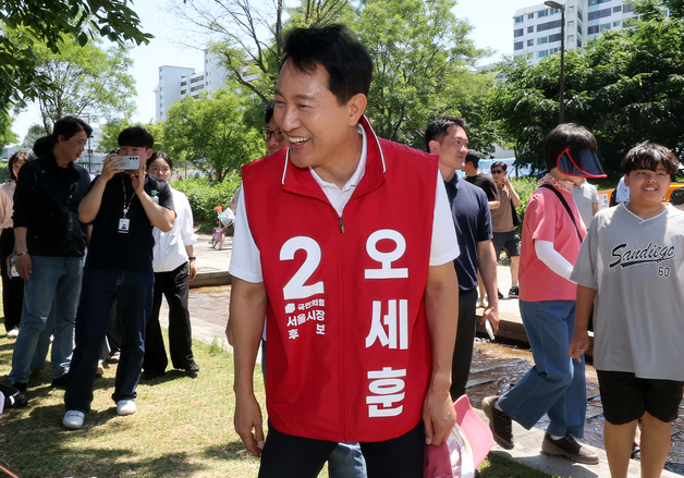 한강공원 찾은 오세훈 시장 '유권자들에게 지지 호소'