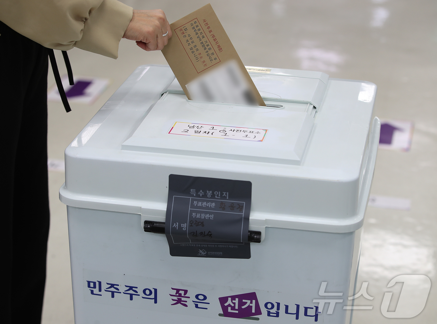 (대구=뉴스1) 공정식 기자 = 제9회 전국동시지방선거 둘째 날인 30일 대구 중구 2.28민주운동기념회관에 마련된 남산1동 사전투표소에서 유권자들이 투표하고 있다. 2026.5. …