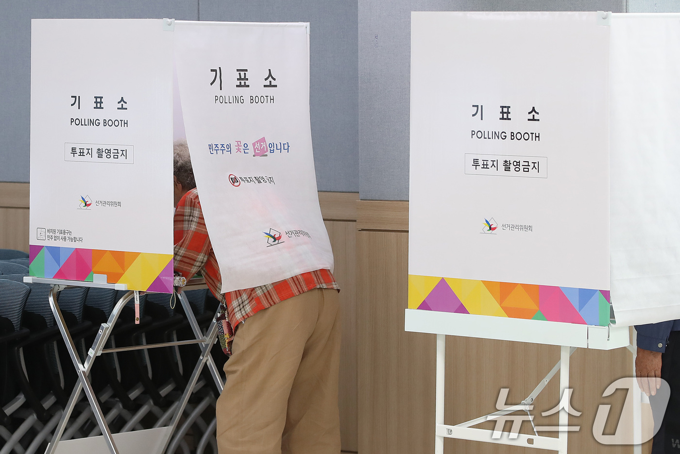(대구=뉴스1) 공정식 기자 = 제9회 전국동시지방선거 둘째 날인 30일 대구 중구 2.28민주운동기념회관에 마련된 남산1동 사전투표소에서 유권자들이 투표하고 있다. 2026.5. …