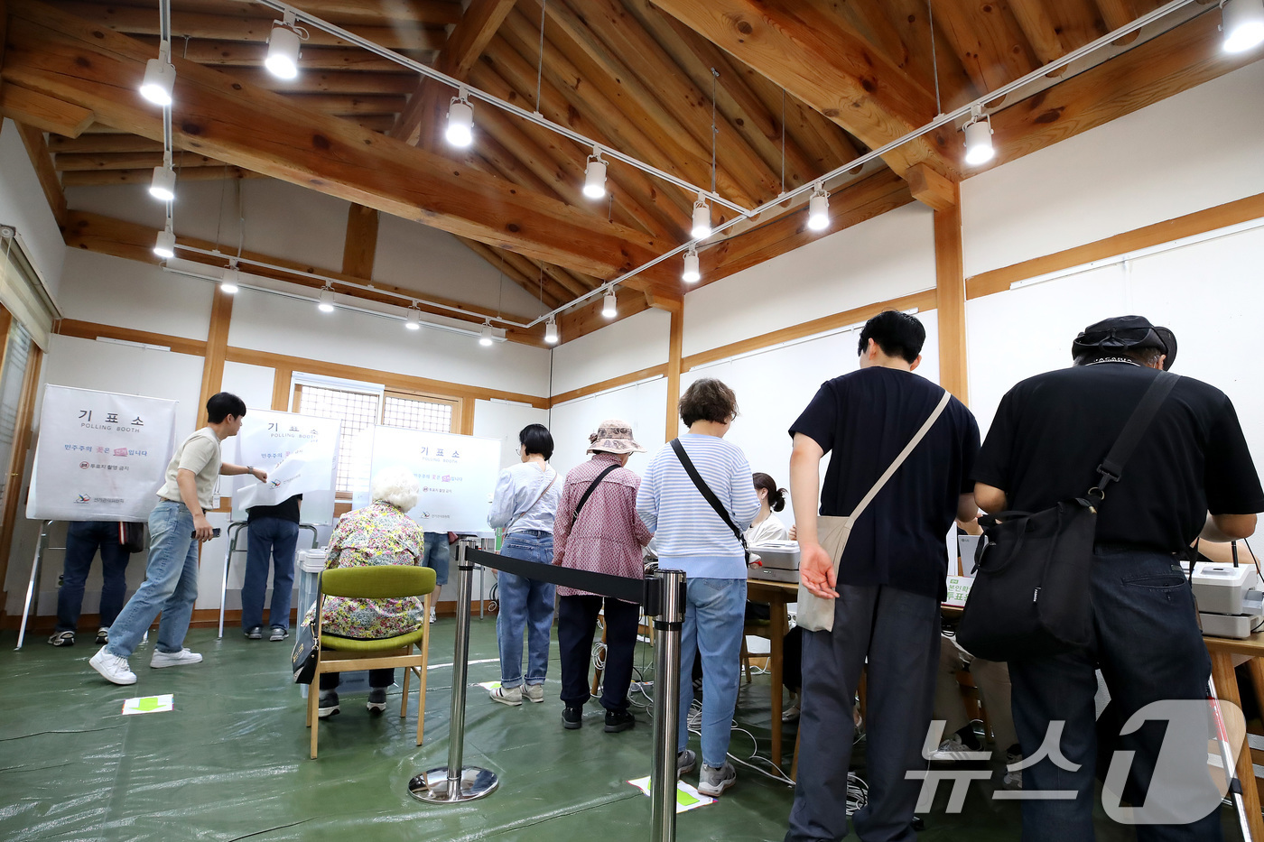 (대구=뉴스1) 공정식 기자 = 제9회 전국동시지방선거 사전투표 둘째 날인 30일 대구 중구 복합문화공간 하누리어울림센터에 마련된 남산2동 사전투표소에서 유권자들이 투표하고 있다. …