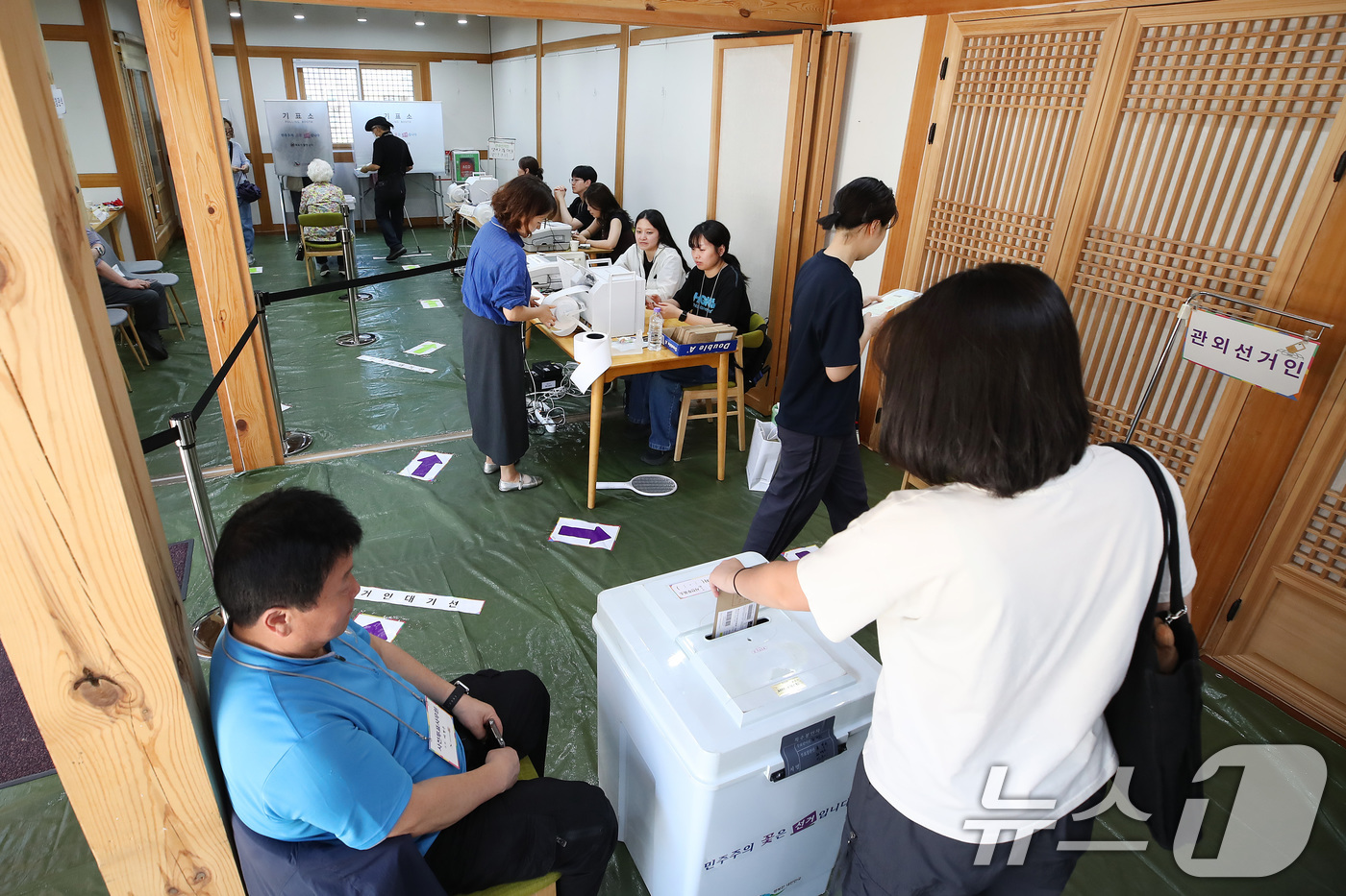 (대구=뉴스1) 공정식 기자 = 제9회 전국동시지방선거 사전투표 둘째 날인 30일 대구 중구 복합문화공간 하누리어울림센터에 마련된 남산2동 사전투표소에서 유권자들이 투표하고 있다. …