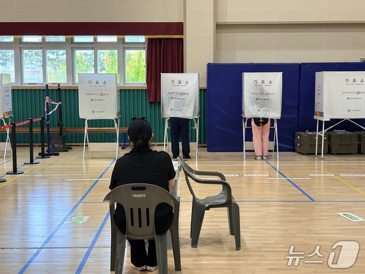 본문 이미지 - 6.3지방선거 사전투표 둘째 날인 30일 경남 거제시 거제초등학교 사전투표소에서 유권자들이 투표하고 있다.다.2026.5.30/뉴스1 강미영 기자