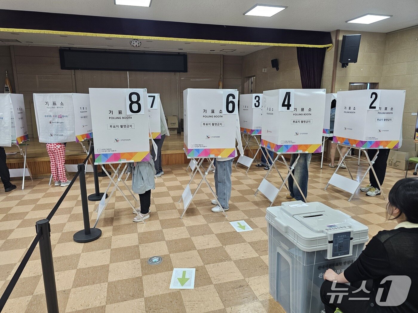 본문 이미지 - 6.3지방선거 사전투표 둘째 날인 30일 경남 김해시 장유2동 사전투표소에서 유권자들이 투표하고 있다.2026.5.30/뉴스1 박민석 기자