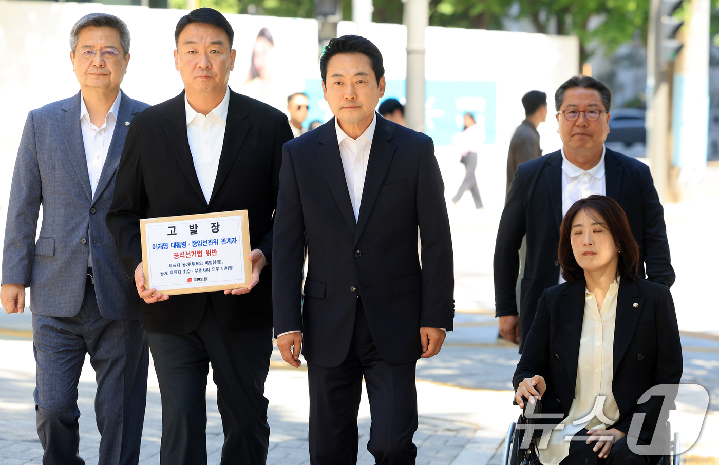(서울=뉴스1) 이호윤 기자 = 장동혁 국민의힘 대표가 30일 서울지방경찰청 민원실 앞에서 이재명 대통령과 중앙선거관리위원회 관계자에 대해 각각 공직선거법상 투표의 비밀침해죄, 공 …