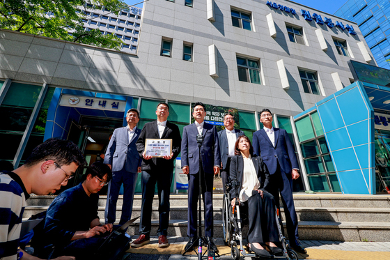 경찰청 앞에서 발언하는 장동혁 대표