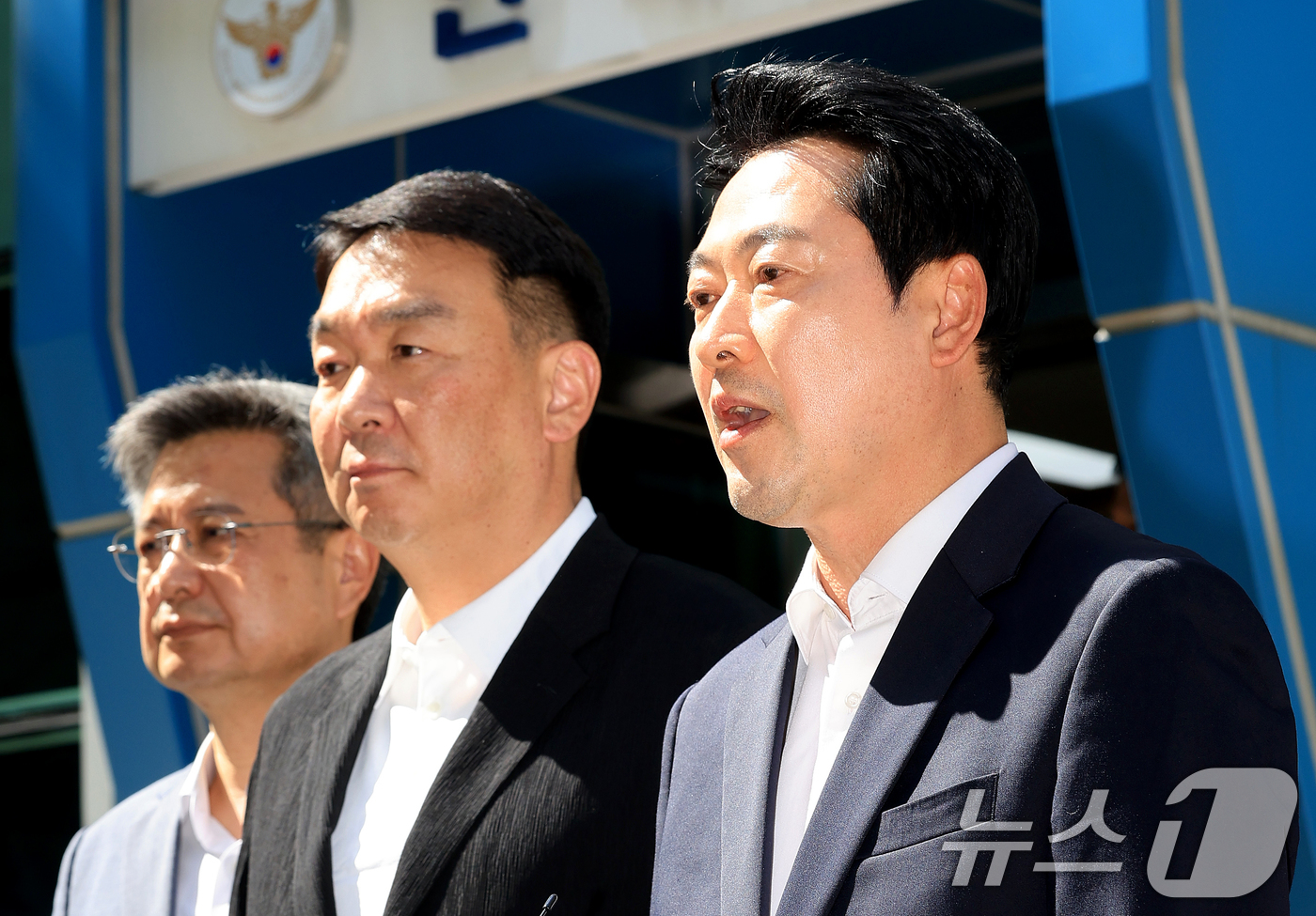 (서울=뉴스1) 이호윤 기자 = 장동혁 국민의힘 대표가 30일 서울지방경찰청 민원실 앞에서 이재명 대통령과 중앙선거관리위원회 관계자에 대해 각각 공직선거법상 투표의 비밀침해죄, 공 …
