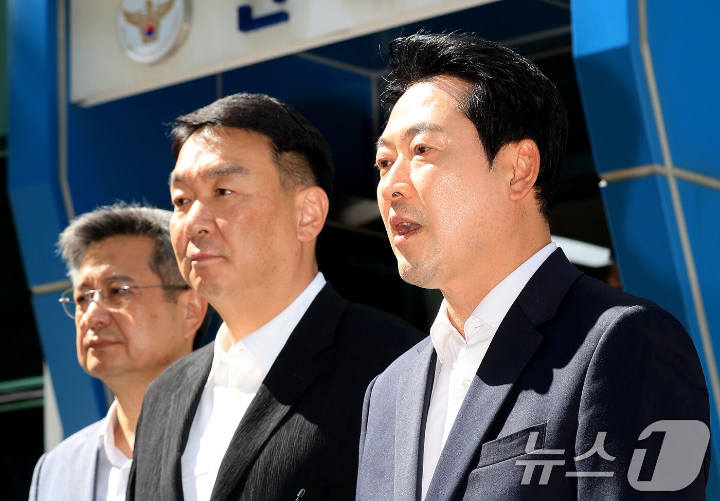 본문 이미지 - 장동혁 국민의힘 대표가 30일 서울지방경찰청 민원실 앞에서 이재명 대통령과 중앙선거관리위원회 관계자에 대해 각각 공직선거법상 투표의 비밀침해죄, 공직선거법 위반 및 직무유기 혐의로 고발장을 제출하기 전 발언하고 있다. 2026.5.30 ⓒ 뉴스1 이호윤 기자