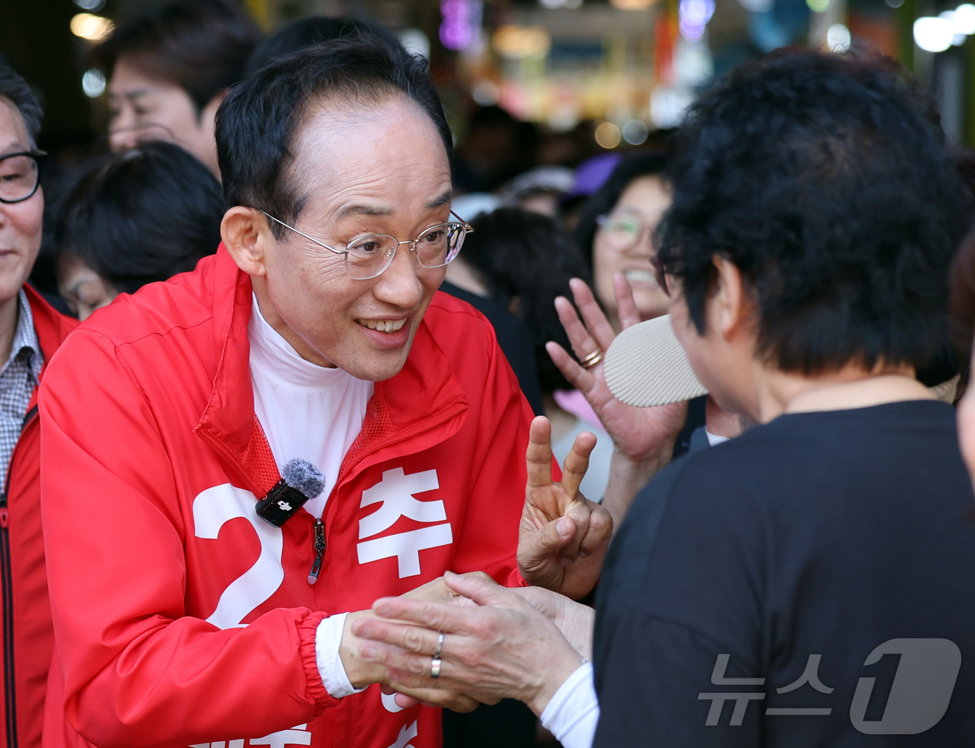 (대구=뉴스1) 공정식 기자 = 추경호 국민의힘 대구시장 후보가 30일 오후 대구 달서구 서남시장을 찾아 시민과 인사하고 있다. 2026.5.30/뉴스1