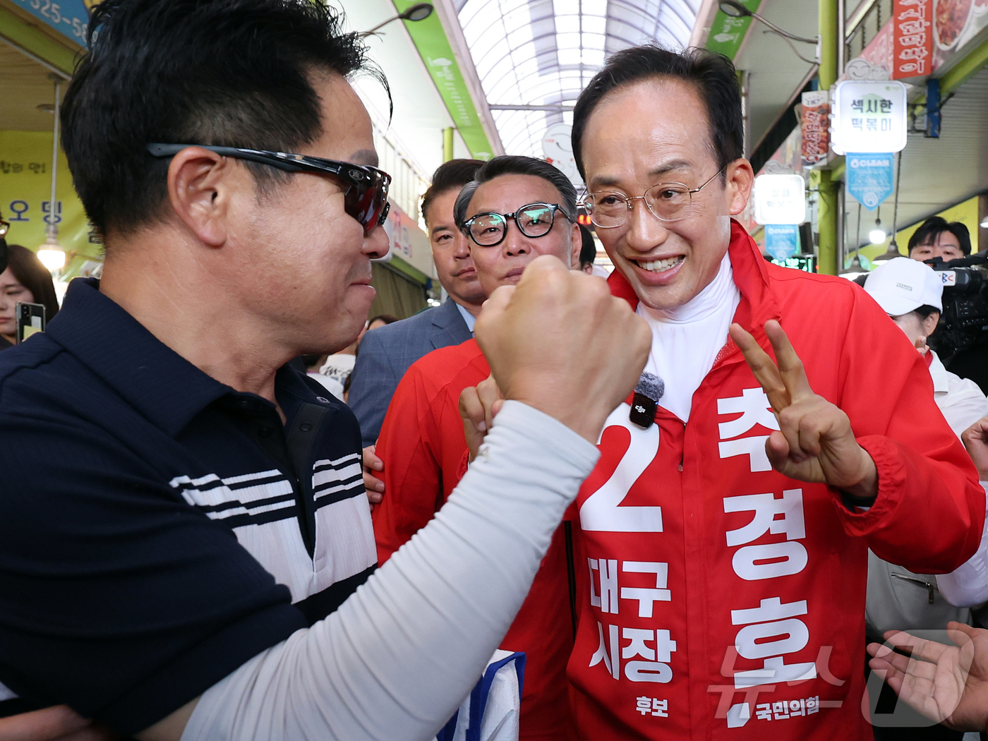 (대구=뉴스1) 공정식 기자 = 추경호 국민의힘 대구시장 후보가 30일 오후 대구 달서구 서남시장을 찾아 시민들과 인사하고 있다.  2026.5.30/뉴스1