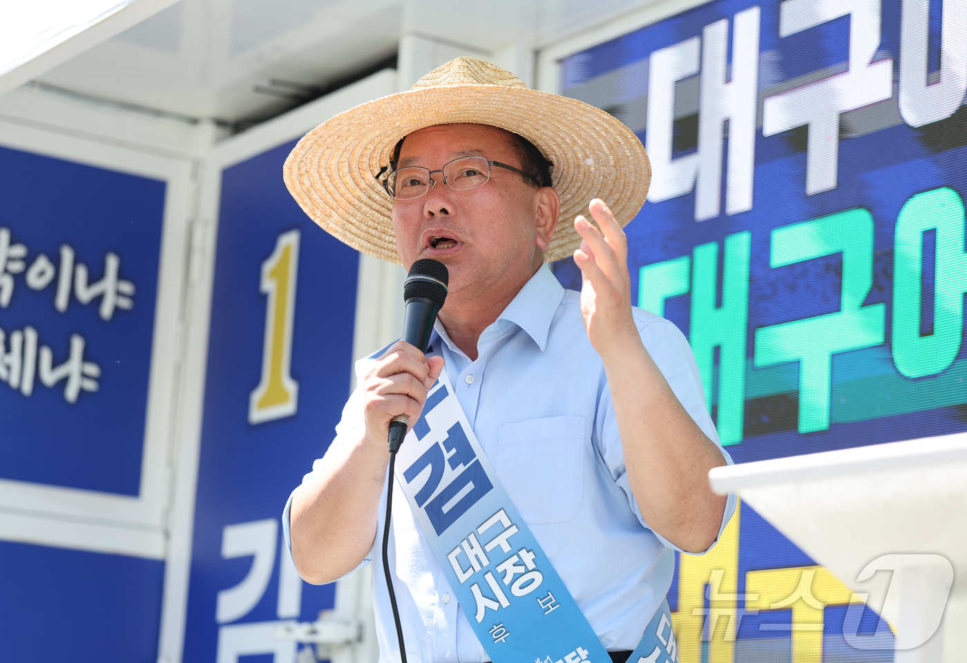 (대구=뉴스1) 공정식 기자 = 김부겸 더불어민주당 대구시장 후보가 30일 오후 대구 중구 서문시장을 찾아 시민들에게 지지를 호소하고 있다. 2026.5.30/뉴스1