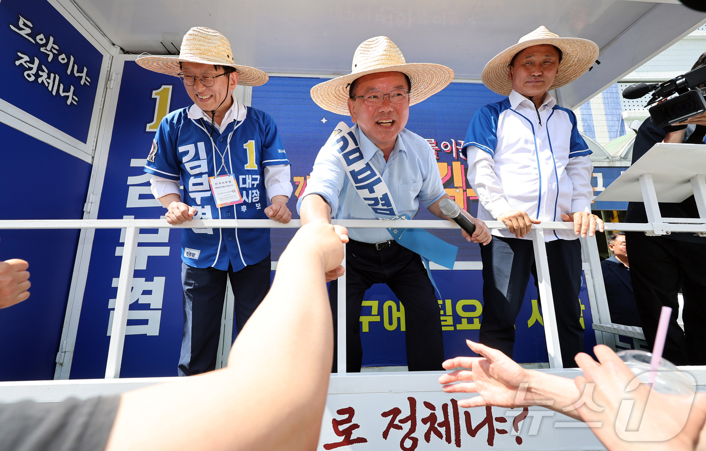 (대구=뉴스1) 공정식 기자 = 김부겸 더불어민주당 대구시장 후보가 30일 오후 대구 중구 서문시장을 찾아 시민들에게 지지를 호소하고 있다. 2026.5.30/뉴스1