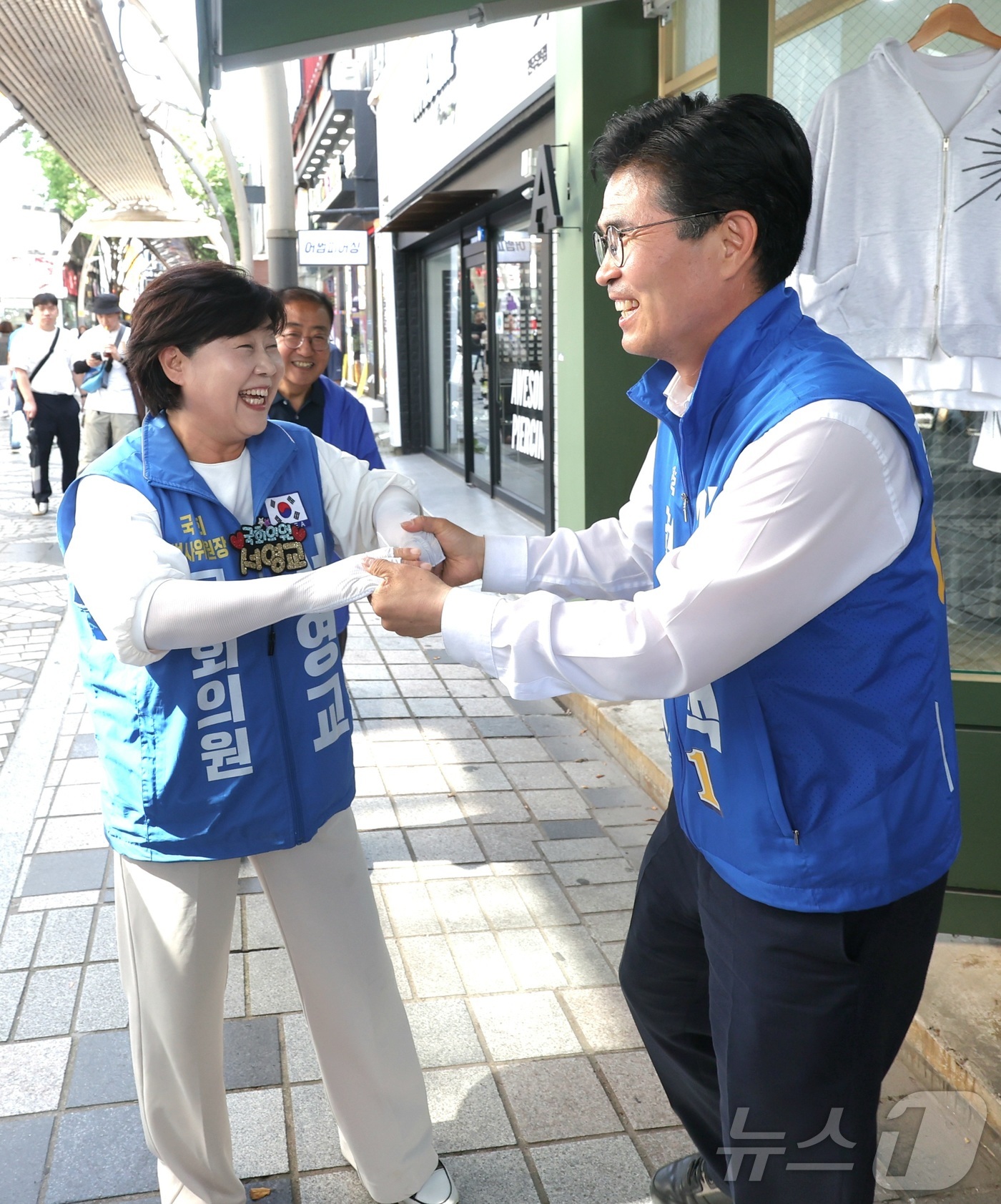 (전주=뉴스1) 유경석 기자 = 서영교 더불어민주당 의원(왼쪽)이 30일 전북 전주시 객리단길 일원에서 이원택 민주당 전북도지사 후보와 인사를 나누고 있다. 2026.5.30/뉴스 …
