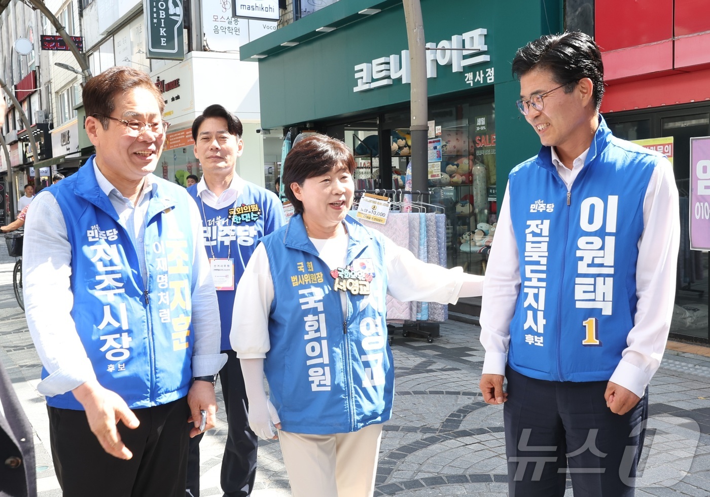 (전주=뉴스1) 유경석 기자 = 서영교 더불어민주당 의원(가운데)이 30일 전북 전주시 객리단길 일원에서 이원택 민주당 전북도지사 후보(오른쪽)와 인사를 나누고 있다. 2026.5 …