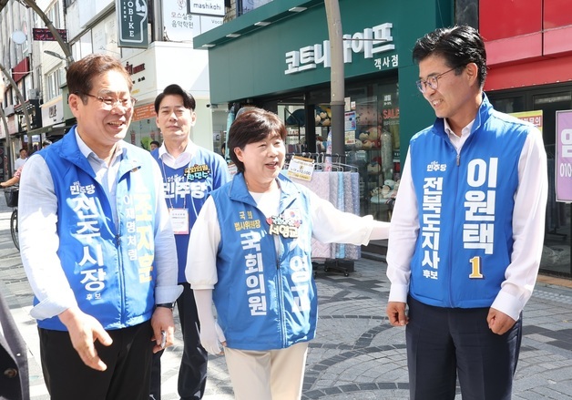 전주·군산 찾은 서영교, 이원택 지지 호소…"전북 발전 이끌 것"