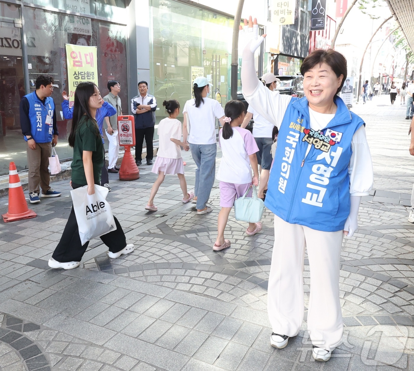 (전주=뉴스1) 유경석 기자 = 서영교 더불어민주당 의원이 30일 전북 전주시 객리단길 일원을 돌며 민주당 후보 지지를 호소하고 있다. 2026.5.30/뉴스1